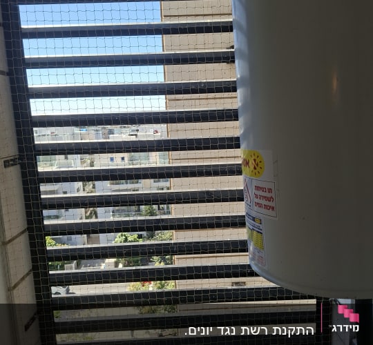 דוד שמש ומרפסת עם רשת הגנה